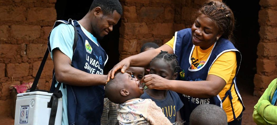 Bilharzia treatment combined with catch-up vaccination in a rural area of northern Benin – an effective strategy to reach children who are cut off from health services. Credit: Ministry of Health