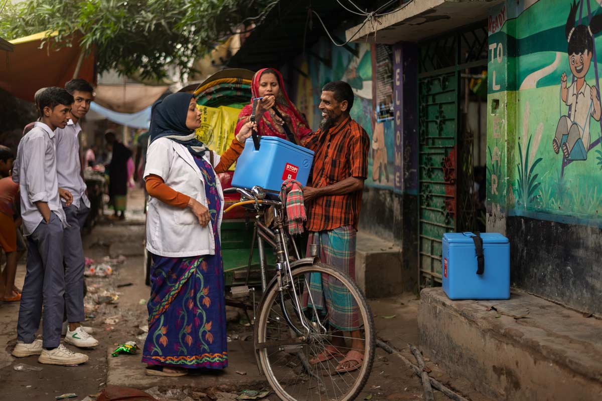 A health worker in Bangladesh transporting vaccines in a cool box. Credit: Gavi/2023/Ashraful Arefin