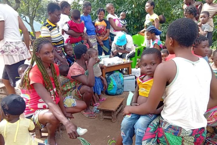 In Akwaya, in Cameroon’s South-West region, mothers wait with their children to be vaccinated during the catch-up campaign, held from 31 July to 4 August 2025. Credit: Oben Pamela epse Besong