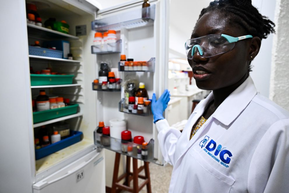 Student Hagar Afriyie carries out synthetic organic chemistry reactions. Credit: Claudia Lacave/Hans Lucas