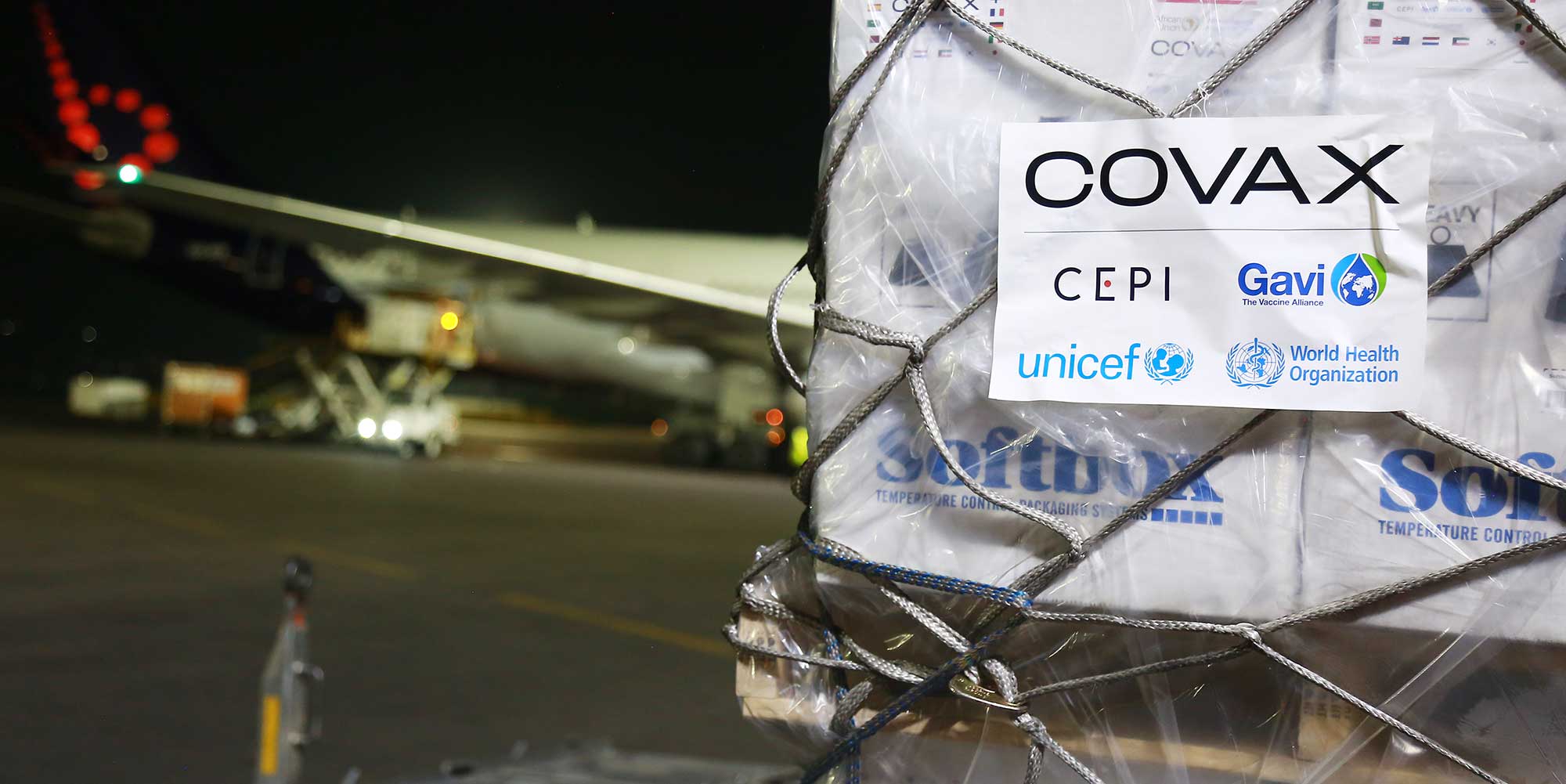 COVID-19 vaccines, procured by the COVAX Facility, arrive at the airport in Kigali in Rwanda. © UNICEF/UN0579046/Kanobana